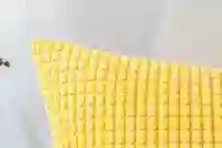 כרית נוי צהובה