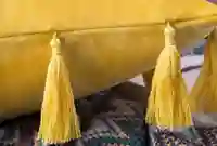 כרית נוי צהובה עם פרנזים