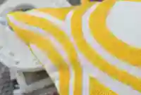 כרית נוי עם רקמה צהובה