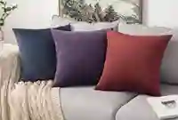 כריות נוי צבעוניות על ספה