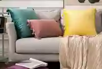 כרית נוי ירוקה על ספה