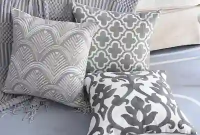 כרית נוי ברקמה אפורה לחדר
