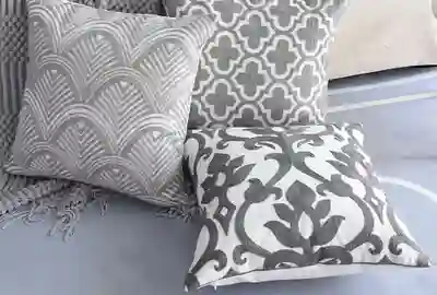 כריות נוי מעוצבות עם רקמה אפורה