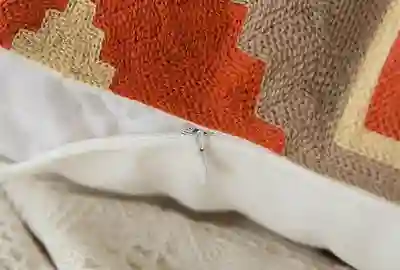 כרית נוי מעוצבת עם רוכסן נסתר