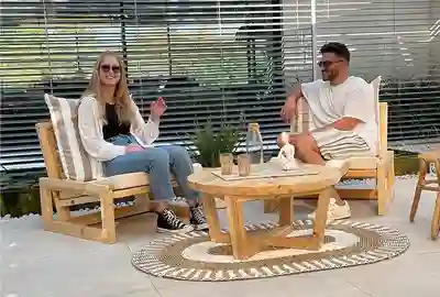 ספסלי עץ מעוצבים לגינה