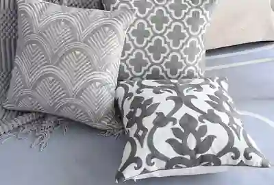 כרית נוי עם אריגה ירוקה