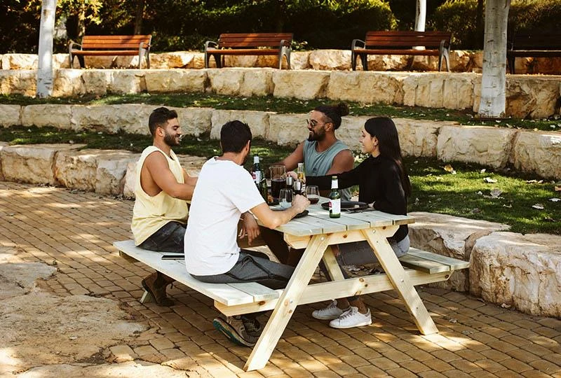 אוכלים על שולחן קקל