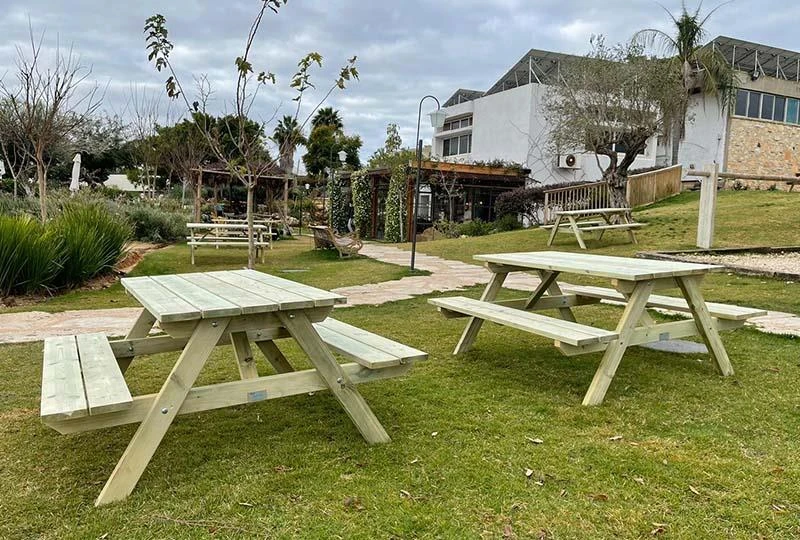 שולחן קקל ביקב על דשא
