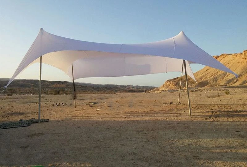 בד נמתח להצללה בים