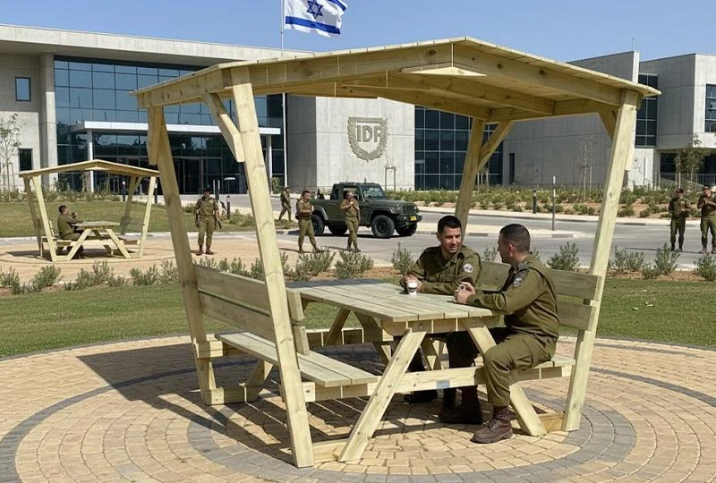 שולחן קקל מקורה בבסיס צבאי