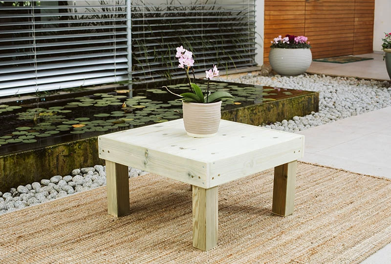 שולחן מרובע נמוך לגינה