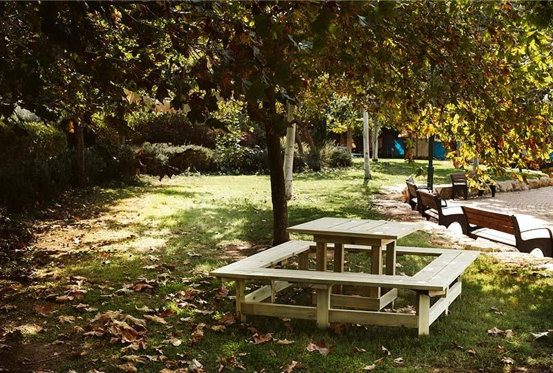 שולחן עץ מרובע לגינה