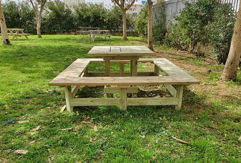 שולחן קקל מרובע על דשא