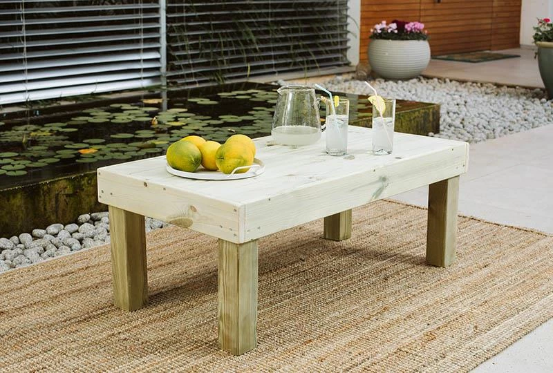 שולחן עץ נמוך לגינה