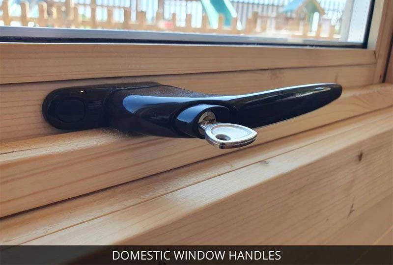 ידית נעילה לחלון של מחסן עץ